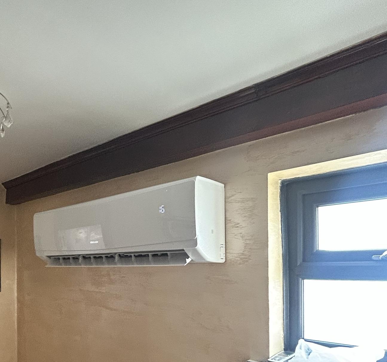 Sinclair wall mounted unit on a landing, tight under the beam