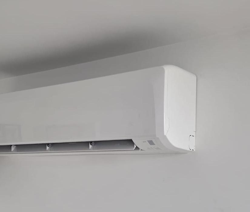 Wall mounted indoor unit tight to the ceiling in a living room